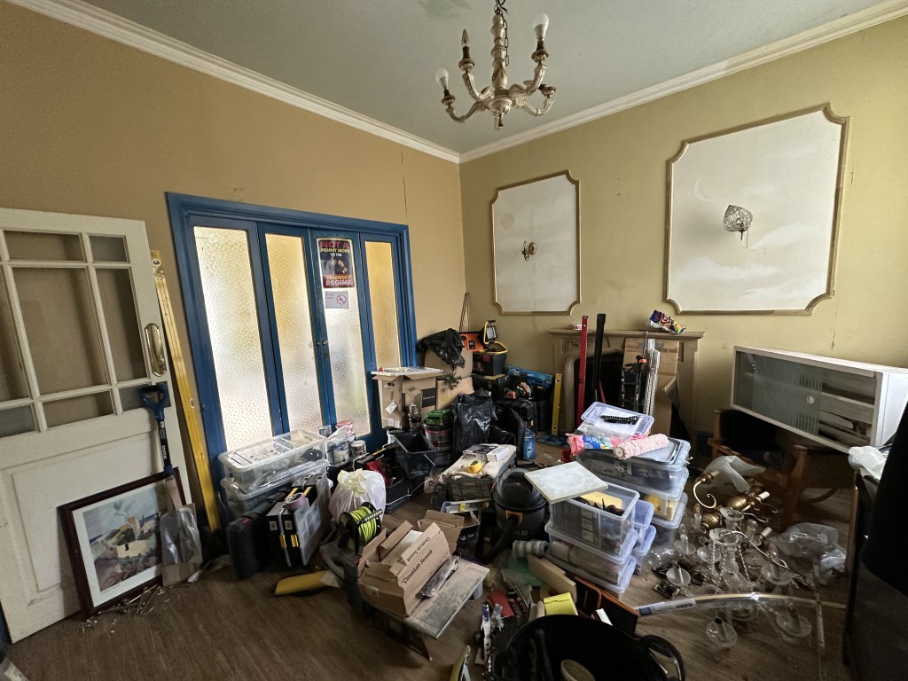 Lot: 114 - TERRACE HOUSE FOR REFURBISHMENT WITH PLANNING FOR THREE FLATS - Dining Room with access into living room